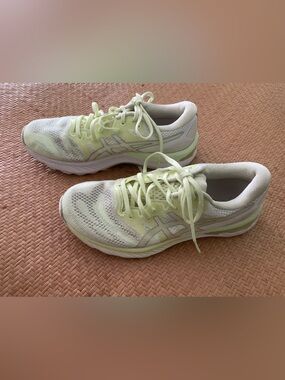 Womens ASICS Gel Nimbus 23 Light Yellow Running Shoes size 8.5